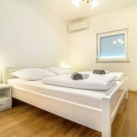 Villa Contemporary In With Swimming Pool Poreč