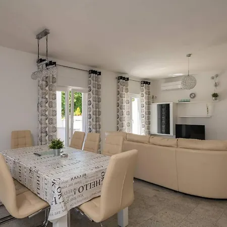 Ellen Sophie Villa Vrznaveri