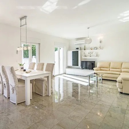 Villa Contemporary In With Swimming Pool Porec